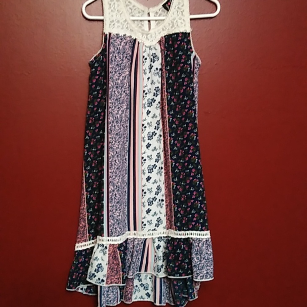 🌼Girls Size 6 Dress With Lace and Floral Patterns 🌼